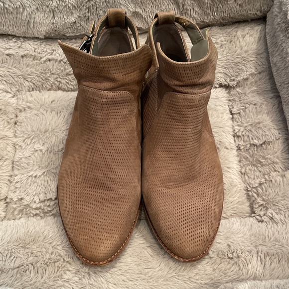 Gianna Bini Tan booties - Picture 1 of 5